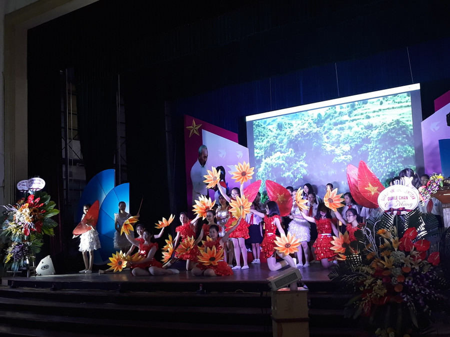 Chương trình biểu diễn nghệ thuật của các em học sinh trường THCS Tô Hiệu tại buổi lễ Chương trình biểu diễn nghệ thuật của các em học sinh trường THCS Tô Hiệu tại buổi lễ