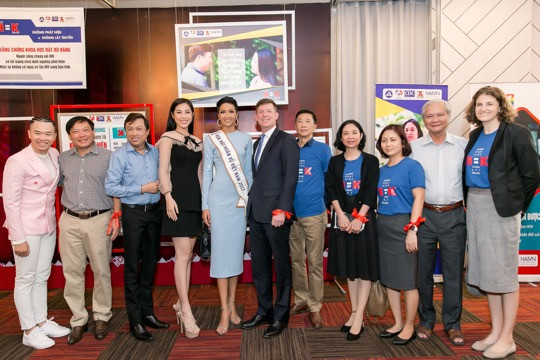 Hoa hậu cùng ban tổ chức CDC Việt Nam, VNP+ và Tổ chức Hợp tác Phát triển Y tế tại Việt Nam – HAIVN.