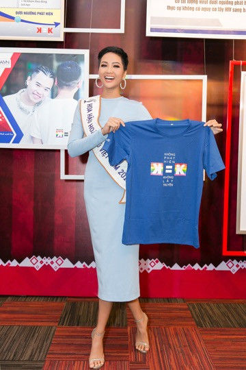 Hoa hậu giới thiệu chiếc áo của chương trình chiến dịch K=K