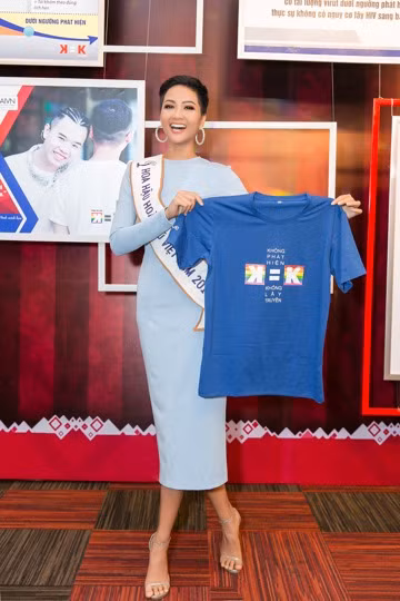 Hoa hậu giới thiệu chiếc áo của chương trình chiến dịch K=K