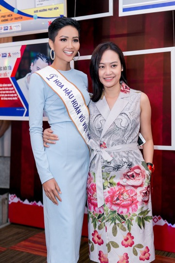 Hoa hậu cùng diễn viên Hồng Ánh
