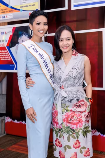 Hoa hậu cùng diễn viên Hồng Ánh