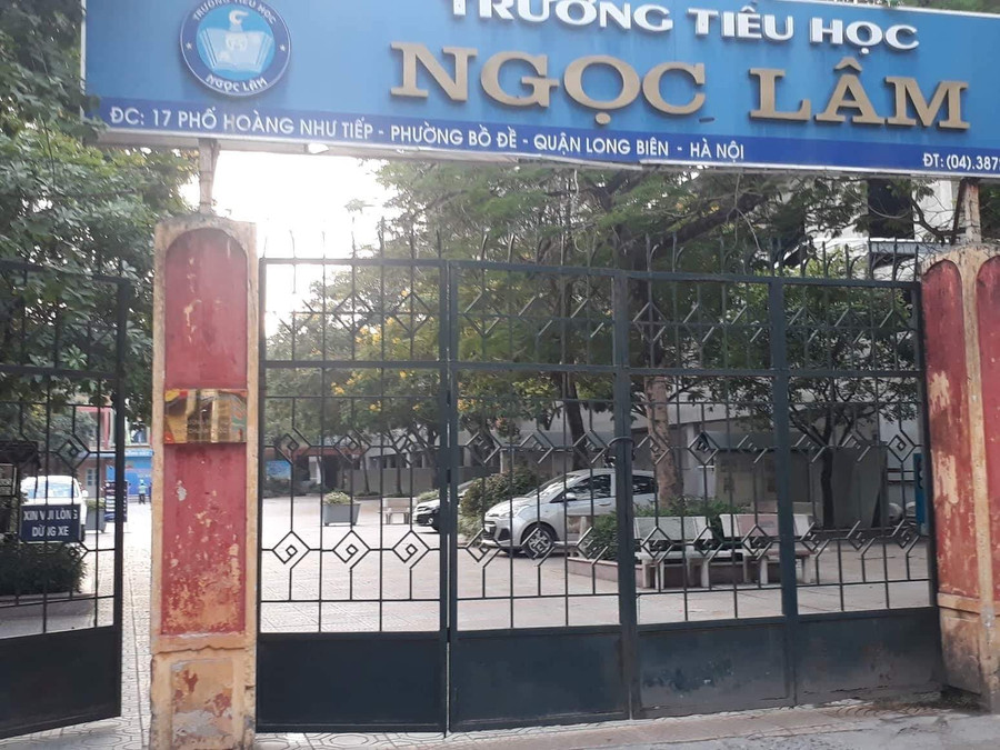 Xe ôtô trong sân trường Tiểu học Ngọc Lâm 