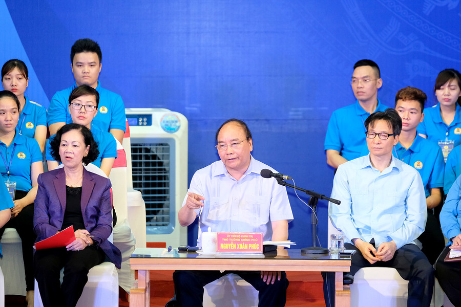 Thủ tướng đối thoại với công nhân. Ảnh VGP Thủ tướng đối thoại với công nhân. Ảnh VGP