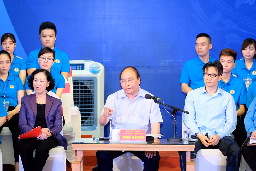 Thủ tướng đối thoại với công nhân. Ảnh VGP