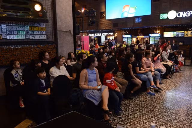 Rất đông phụ huynh dẫn các bé đến tham gia casting