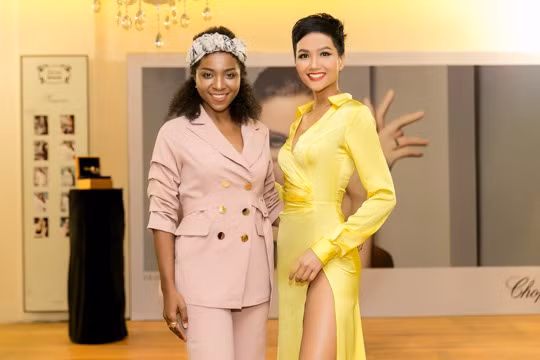 Hoa hậu cùng người đẹp Huỳnh Tiên - hoa hậu hoàn vũ Việt Nam 2017