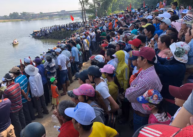 Hàng ngàn khán giả trên địa bàn tỉnh tập trung về hai bờ sông Thu Bồn để cổ vũ cho đội đua của huyện nhà