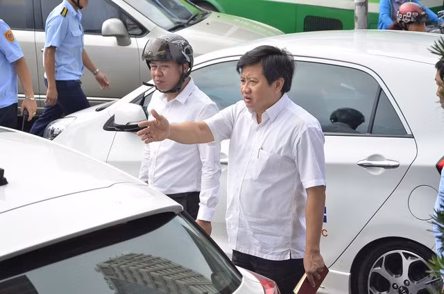 Ông Đoàn Ngọc Hải trong một lần ra quân lập lại trật tự vỉa hè, thời điểm trước khi nộp đơn xin từ chức. Ảnh: Dân trí