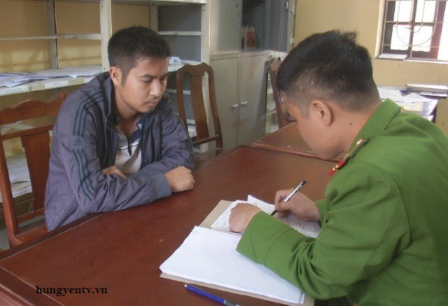 Đối tượng Nguyễn Văn Quyền đến công an trình diện nhận gây tai nạn giao thông thay ông Phạm Văn Thụy - Chủ tịch UBND xã Trung Nghĩa Đối tượng Nguyễn Văn Quyền đến công an trình diện nhận gây tai nạn giao thông thay ông Phạm Văn Thụy - Chủ tịch UBND xã Trung Nghĩa