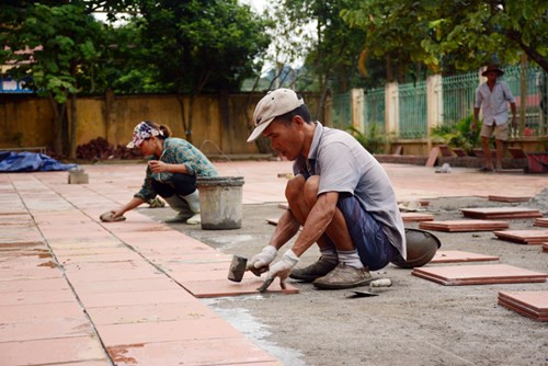 Những hàng gạch cuối được khẩn trương hoàn thiện, trả lại cảnh quan cho sân trường.
