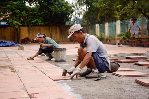 Những hàng gạch cuối được khẩn trương hoàn thiện, trả lại cảnh quan cho sân trường.