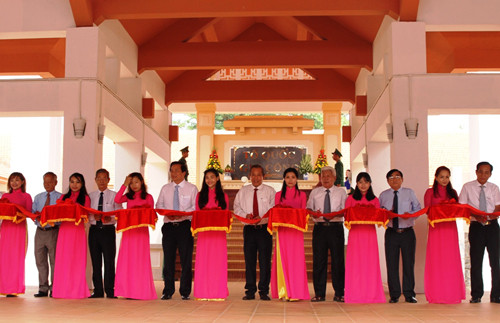 Phó Thủ tướng Chính phủ Trương Hòa bình và các đại biểu cắt băng khánh thành Khu di tích. Ảnh: VGP