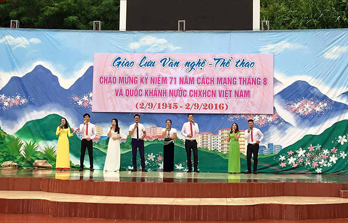 Tiết mục văn nghệ với những ca khúc cách mạng do các nam nữ diễn viên Đoàn nghệ thuật Hoa Ban Trắng thể hiện được tổ chức tại sân khấu ngoài trời.