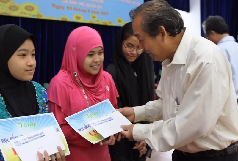 Phó Thủ tướng Trương Hòa Bình trao học bổng cho các em học sinh người Chăm. Ảnh: VGP