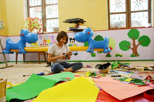 Bộn bề với công việc trang trí, dọn dẹp lớp học.