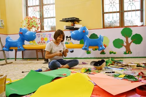 Bộn bề với công việc trang trí, dọn dẹp lớp học.