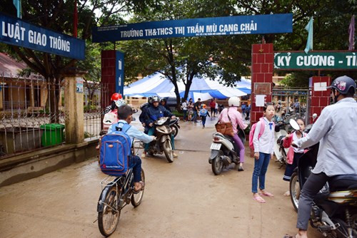 Toàn bộ số học sinh ở Trường THCS Võ Thị Sáu (ngôi trường bị hỏng hoàn toàn do lũ) đã chuyển về Trường TH và THCS Mù Cang Chải.