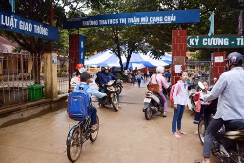 Toàn bộ số học sinh ở Trường THCS Võ Thị Sáu (ngôi trường bị hỏng hoàn toàn do lũ) đã chuyển về Trường TH và THCS Mù Cang Chải.