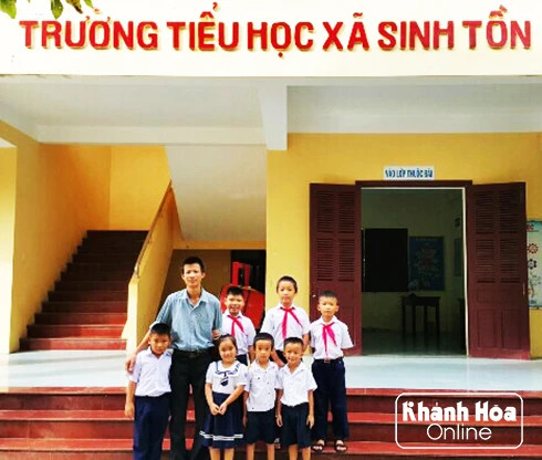 Thầy trò Trường Tiểu học xã Sinh Tồn. Ảnh theo khanhhoa online