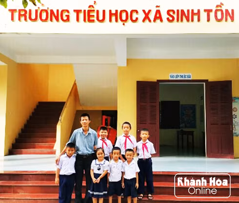 Thầy trò Trường Tiểu học xã Sinh Tồn. Ảnh theo khanhhoa online