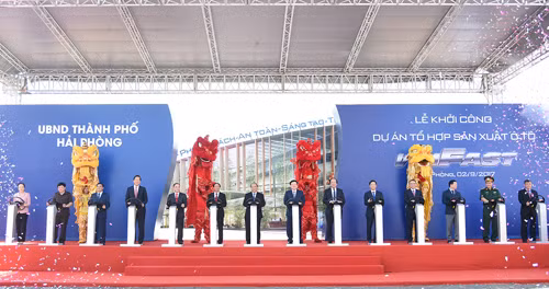 Thủ tướng Chính phủ Nguyễn Xuân Phúc và các đại biểu thực hiện nghi thức khởi công dự án dự án Tổ hợp sản xuất ô tô VINFAST. Ảnh: VGP