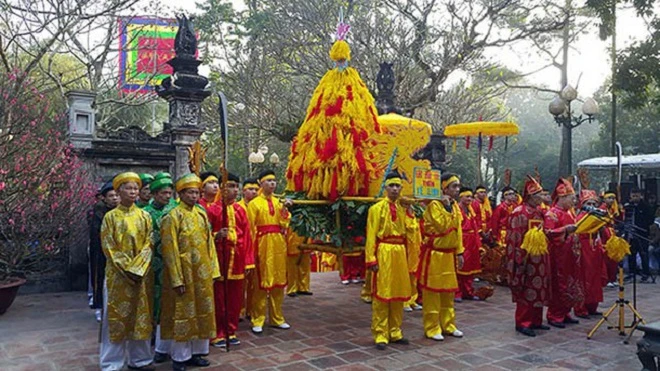 Nghi lễ rước giò hoa tre ở lễ hội đền Sóc đã được thay đổi để tránh hiện tượng cướp lộc gây phản cảm. Ảnh: theo Báo Nhân Dân.
