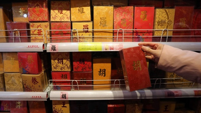Người dân Trung Quốc đang dần chuyển từ lì xì với phong bao giấy truyền thống sang lì xì online. Ảnh: SCMP. Người dân Trung Quốc đang dần chuyển từ lì xì với phong bao giấy truyền thống sang lì xì online. Ảnh: SCMP.
