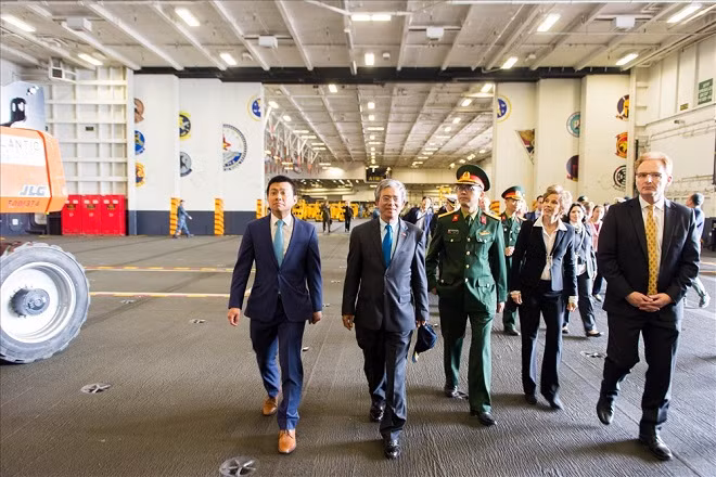 Đại sứ Phạm Quang Vinh và đoàn Đại sứ quán thăm tàu. Ảnh: BNG.