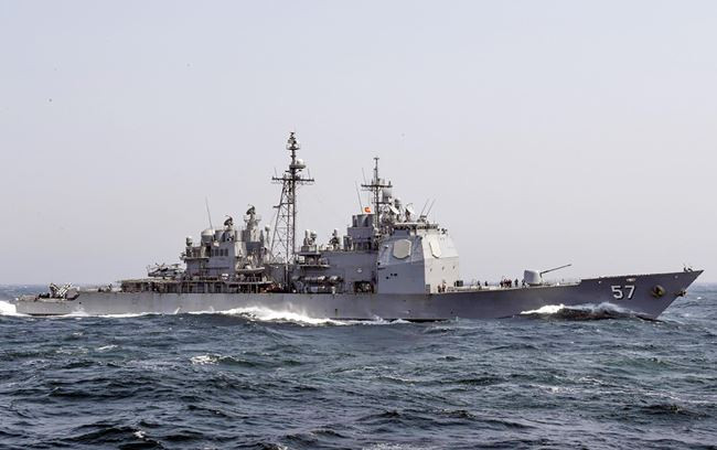 Tuần dương hạm USS Lake Champlain (CG-57). ẢNH: REUTERS