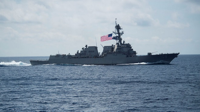 Tàu khu trục USS Wayne E.Meyer ở Biển Đông. ẢNH: REUTERS