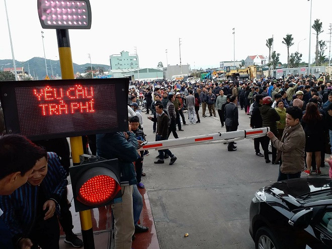 Người dân kéo đến gây cản trở hoạt động tại trạm thu phí BOT của Cty Biên Cương