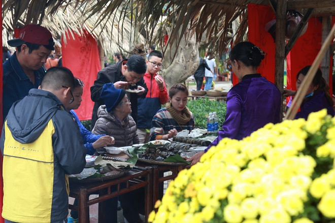 Du khách thưởng thức các loại bánh tại chợ tết quê. Du khách thưởng thức các loại bánh tại chợ tết quê.