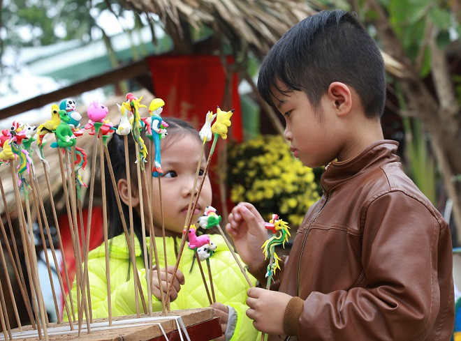 Tò He, một trong những thứ mà trẻ con ngày xưa rất thích… được tái hiện tại chợ tết quê. Tò He, một trong những thứ mà trẻ con ngày xưa rất thích… được tái hiện tại chợ tết quê.