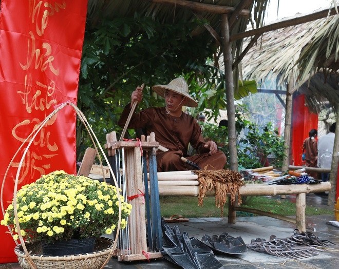 Chợ tết quê là những gian hàng nông cụ được người dân mua bán nhằm chuẩn bị cho mình dụng cụ lao động cho một năm mới. Chợ tết quê là những gian hàng nông cụ được người dân mua bán nhằm chuẩn bị cho mình dụng cụ lao động cho một năm mới.