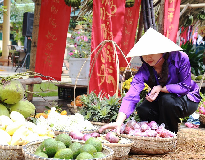 Một gian hàng bán nông sản, đó chính là sản phẩm mà người dân làm được mang ra bán tại chợ tết ngày xưa. Một gian hàng bán nông sản, đó chính là sản phẩm mà người dân làm được mang ra bán tại chợ tết ngày xưa.