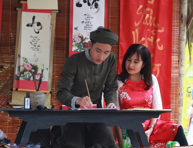 Tết xưa không thiếu những hình ảnh của ông thầy đồ cho chữ… Tết xưa không thiếu những hình ảnh của ông thầy đồ cho chữ…