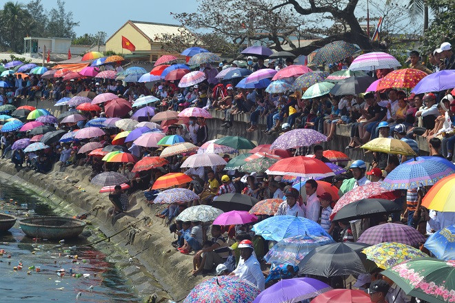 Lễ hội đua thuyền năm mới trên đảo Lý Sơn cũng là dịp để cho nạn cá độ lén lút hoạt động