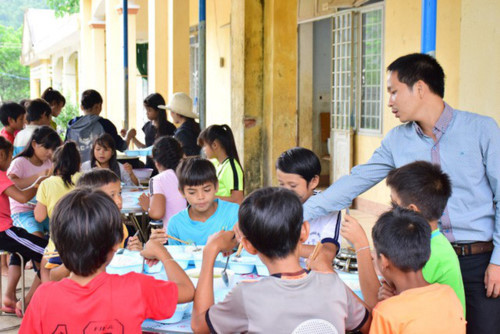 Chăm sóc bữa ăn cho học sinh nội trú ở vùng cao.