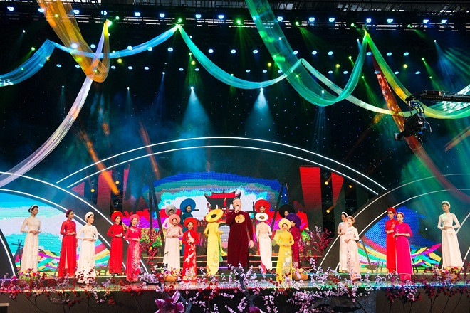 Bài hát “Áo lụa Hà Đông” được Kyo biểu diễn cùng người mẫu mặc áo dài.