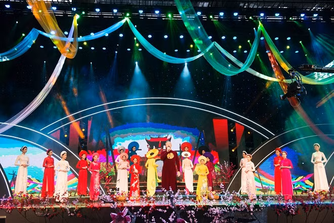 Bài hát “Áo lụa Hà Đông” được Kyo biểu diễn cùng người mẫu mặc áo dài. Bài hát “Áo lụa Hà Đông” được Kyo biểu diễn cùng người mẫu mặc áo dài.