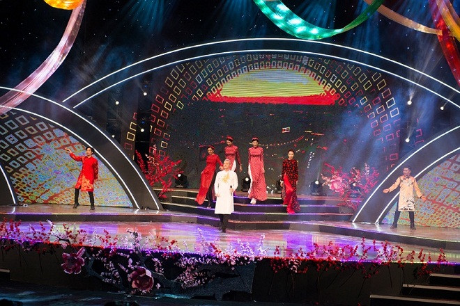 Bài hát : “ Sài Gòn đẹp lắm” được Kyo biểu diễn cùng chiếc áo dài kiểu cô ba Sài gòn.