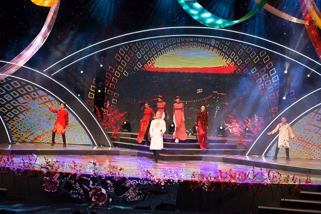 Bài hát : “ Sài Gòn đẹp lắm” được Kyo biểu diễn cùng chiếc áo dài kiểu cô ba Sài gòn. Bài hát : “ Sài Gòn đẹp lắm” được Kyo biểu diễn cùng chiếc áo dài kiểu cô ba Sài gòn.