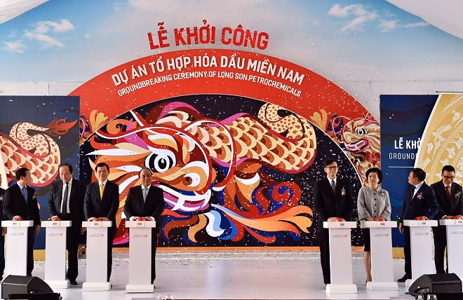 Thủ tướng Nguyễn Xuân Phúc cùng các đại biểu tại lễ khởi công. - Ảnh: VGP