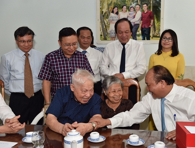 Thủ tướng Nguyễn Xuân Phúc thăm và tặng quà thương binh Nguyễn Bá Mùi. - Ảnh: VGP