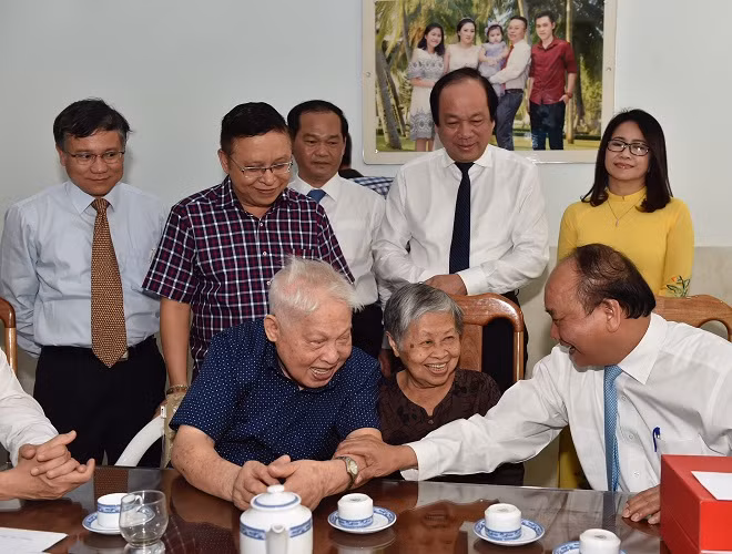 Thủ tướng Nguyễn Xuân Phúc thăm và tặng quà thương binh Nguyễn Bá Mùi. - Ảnh: VGP Thủ tướng Nguyễn Xuân Phúc thăm và tặng quà thương binh Nguyễn Bá Mùi. - Ảnh: VGP
