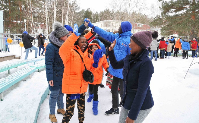 Ngoài các hoạt động tìm hiểu văn hóa, các em thiếu nhi còn được tham gia rất nhiều hoạt động thể chất thú vị, giúp tăng cường tinh thần hữu nghị quốc tế. Ngoài các hoạt động tìm hiểu văn hóa, các em thiếu nhi còn được tham gia rất nhiều hoạt động thể chất thú vị, giúp tăng cường tinh thần hữu nghị quốc tế.