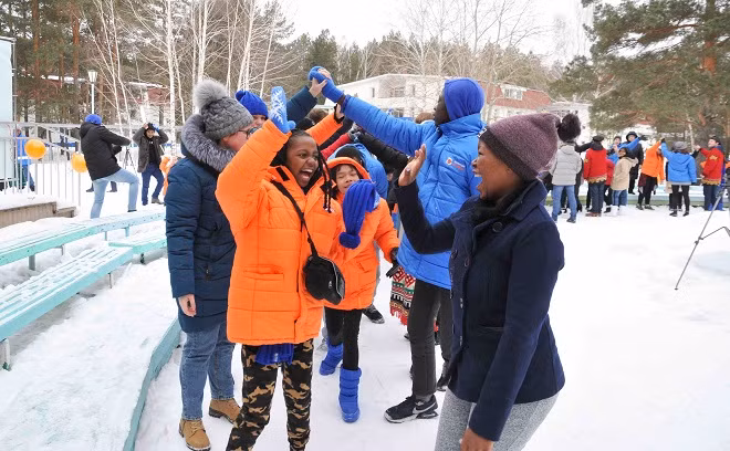 Ngoài các hoạt động tìm hiểu văn hóa, các em thiếu nhi còn được tham gia rất nhiều hoạt động thể chất thú vị, giúp tăng cường tinh thần hữu nghị quốc tế. Ngoài các hoạt động tìm hiểu văn hóa, các em thiếu nhi còn được tham gia rất nhiều hoạt động thể chất thú vị, giúp tăng cường tinh thần hữu nghị quốc tế.