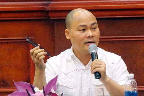 Nguyễn Tử Quảng: “Tham vọng của tôi là sẽ tới một lúc mọi người Việt đều cầm trên tay chiếc điện thoại người Việt làm ra, chính vì thế với Bphone tôi chấp nhận hứng rất nhiều gạch đá