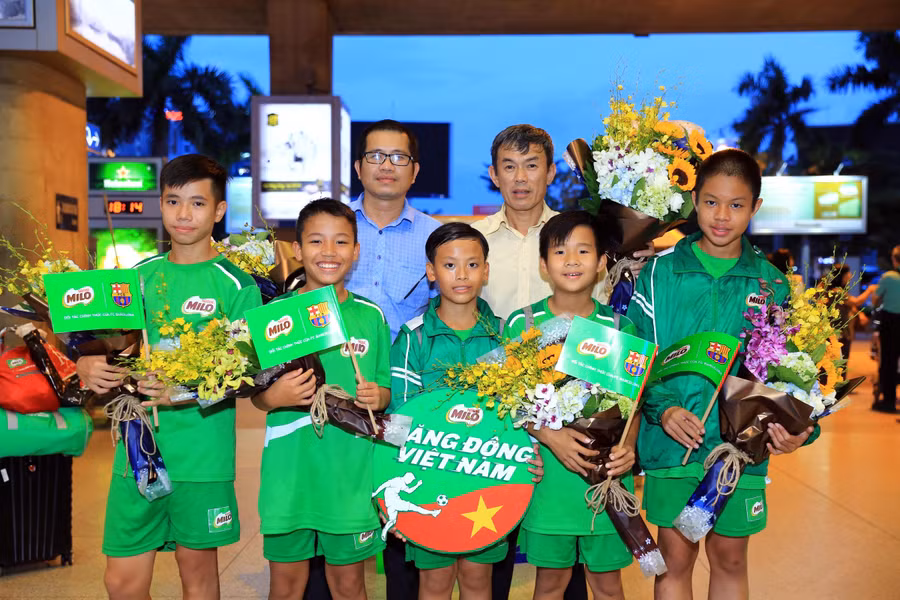 Đoàn học sinh Tiểu học Việt Nam trở về sau 5 ngày tập huấn tại CLB Barcelona